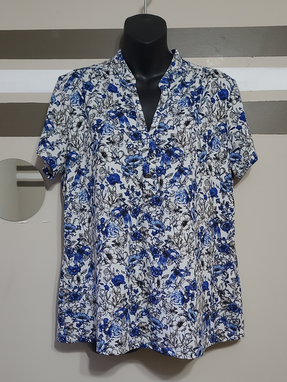 ⭐️ Haggar Blue Floral Short-Sleeve V-Neck Top Sz Large